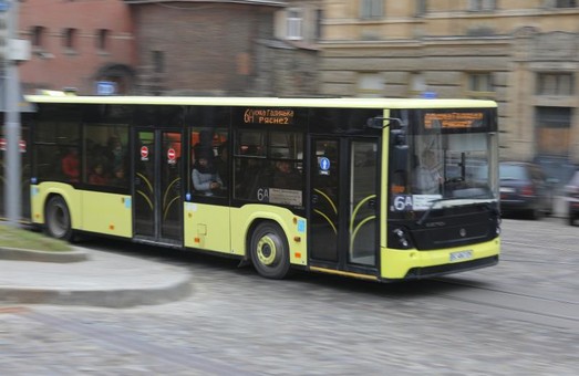У Львові на маршруті із центру в Рясне працює більше автобусів