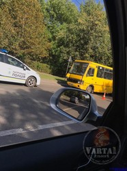 У Львові міський рейсовий автобус зніс світлофор і пошкодив кілька легковиків