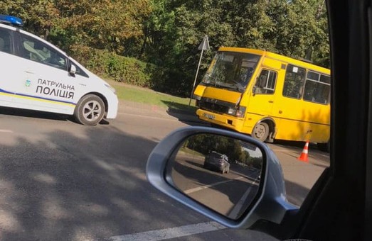 У Львові міський рейсовий автобус зніс світлофор і пошкодив кілька легковиків