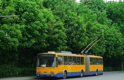 Від завтра у Тернополі почнуть курсувати спеціальні шкільні тролейбуси
