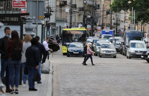 У Львові на маршрути додатково випустили майже півсотні автобусів