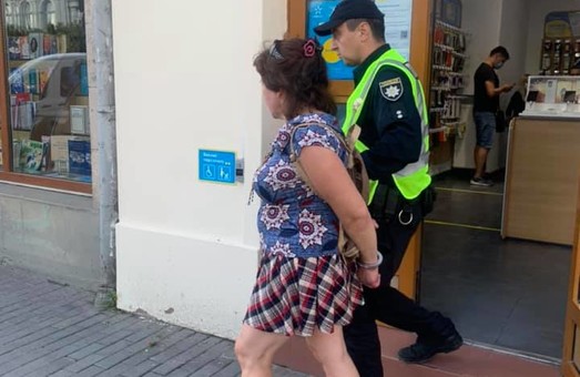 Центром Львова гуляла неадекватна жінка з ножем
