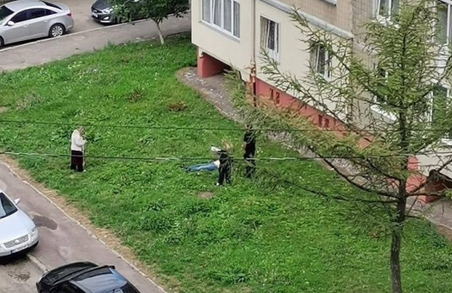 У Львові на Сихові сьогодні зранку жінка випала із вікна будинку