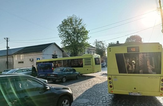 Внаслідок ДТП на вулиці Личаківській у Львові сьогодні зранку зупинився рух