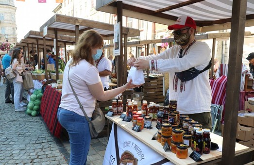 Фермерський ринок на площі Ринок у Львові працюватиме до 17 жовтня
