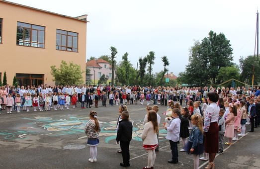 У Дрогобичі та Стебнику цьогоріч вперше за шкільні парти сіло 1099 першокласників
