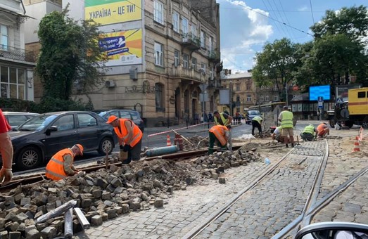 У Львові на площі Івана Франка вчора замінювали трамвайні рейки