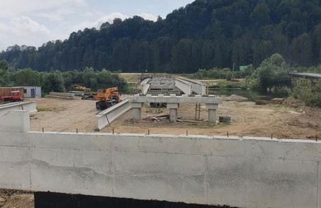 На Львівщині триває будівництво моста через Стрий у селі Крушельниця