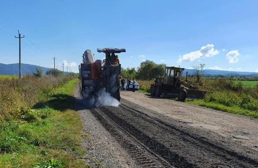 На Львівщині ремонтують автодорогу між Східницею і Верхнім Синьовидним