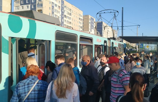 У «помаранчевому» карантинному Львові на зупинках трамвая на Сихові натовпи людей