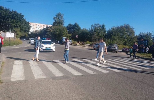 Львівські комунальники знову перекрили дорогу, яка поєднує Львів та Сокільники - мешканці протестують