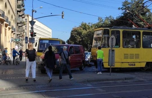 У Львові трамвай зупинив рух на перехресті Городоцької та проспектів Чорновола і Городоцької
