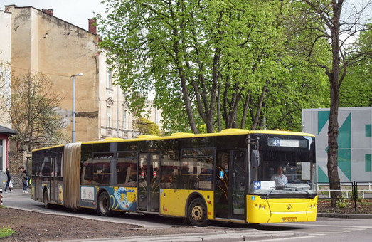 Львівські автобуси-«гармошки» поки не ремонтуватимуть