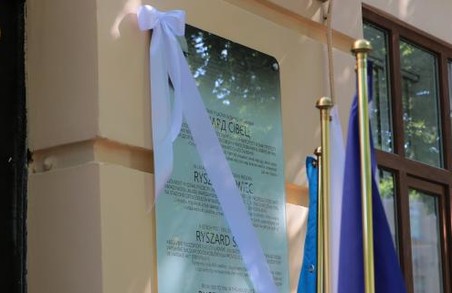 У Львові відкрили меморіальну дошку польському дисиденту Ришарду Сівцу