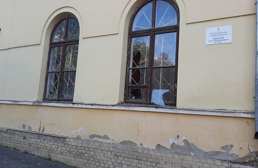 У Жовкві на Львівщині у приймальні Синютки побили шибки