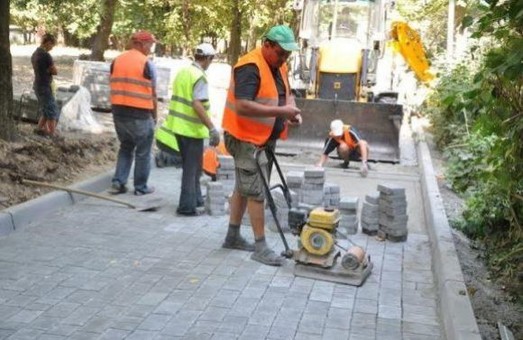 На вулиці Симоненка у Львові ремонтуватимуть тротуари