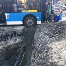 У Хмельницькому ледь не провалився у яму тролейбус