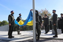 У Львові військові Національної гвардії підняли державний прапор на Меморіалі Небесної Сотні