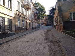 У Львові на вулиці Князя Лева посеред вело-пішохідної доріжки виросли стовпці-делінеатори