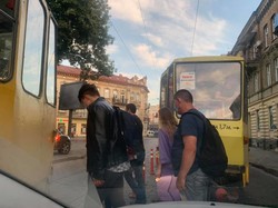 Львів’яни наражають себе на небезпеку, переходячи дорогу за трамваєм