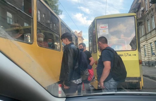 Львів’яни наражають себе на небезпеку, переходячи дорогу за трамваєм