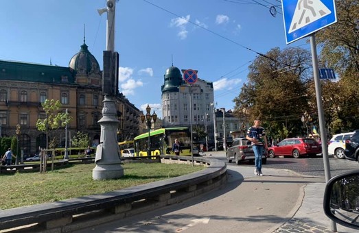 ДТП зупинило рух тролейбусів у центрі Львова