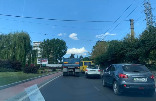 У Львові сталося ДТП за участю автобуса, вантажівки та легковика