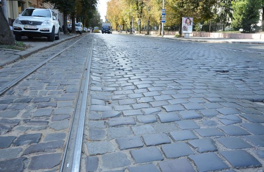 Чиновники Львівської міськради обіцяють, що 70 – 80% дорожнього покриття на вулиці Степана Бандери буде вкрите автентичною бруківкою