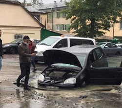 У Львові на вулиці Пекарській легковик провалився під землю