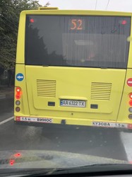 У Львові комунальний автобус працював на маршруті із розбитим склом у салоні