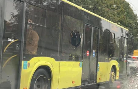 У Львові комунальний автобус працював на маршруті із розбитим склом у салоні