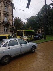 У Львові закриту вулицю Бандери об’їздили через пішохідну зону площі Святого Юра
