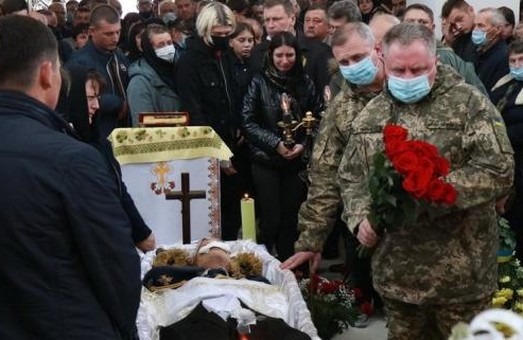 У селі Волиця на Львівщині попрощалися із загиблим курсантом Віталієм Вільховим