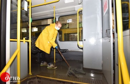 «Львівелектротранс» доручив прибирати свої трамваї фізичній особі-підпримцю