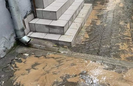 У Львові на вулиці Каменярів прорвало водогін
