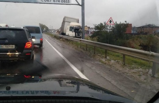 Вночі на об’їзній дорозі Львова вантажівка вилетіла в кювет