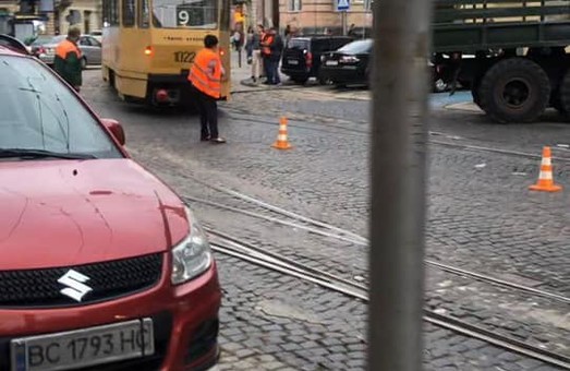 У Львові на площі Івана Франка зійшов із рейок трамвай «дев’ятка»