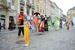 У п’ятницю у Львові карнавалом розпочався театральний фестиваль «Золотий Лев на вулиці – 2020»