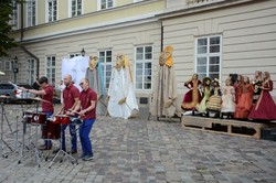 У п’ятницю у Львові карнавалом розпочався театральний фестиваль «Золотий Лев на вулиці – 2020»