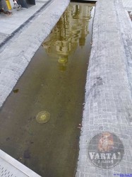 У Львові у фонтані на площі Двірцевій плаває сміття