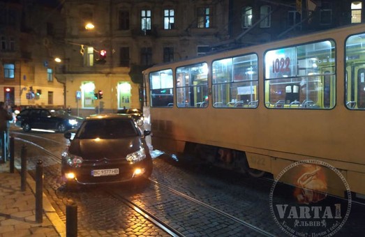 Через ДТП на площі Франка у Львові трамваї № 8 не їдуть на Сихів