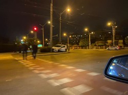 У Львові на перехресті вулиць Виговської та Любінської легковик влетів в електроопору