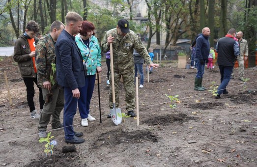 У Львові в парку на Високому Замку висадили понад 400 дерев