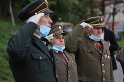 Сьогодні у Львові на Меморіалі Героїв Небесної Сотні вояки братства ветеранів УПА підняли національний стяг