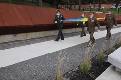 Сьогодні у Львові на Меморіалі Героїв Небесної Сотні вояки братства ветеранів УПА підняли національний стяг