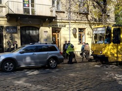У Львові автівка заблокувала рух трамваїв по вулиці Дорошенка