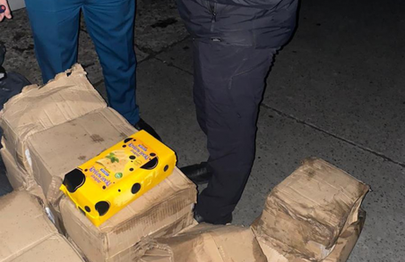 У Краковці на Львівщині виявили контрабанду сиру і взуття
