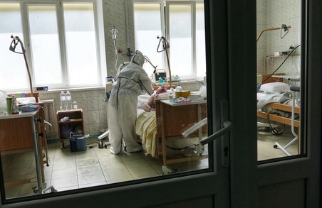 На Львівщині у лікарнях перебуває майже 1450 «ковідних» пацієнтів