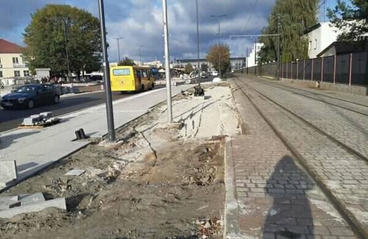 У Львові нарешті демонтували завищену посадкову платформу, яка заваджала нормальному руху трамваїв