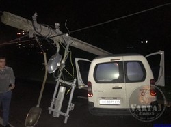 У Львові на Сихові водій легковика протаранив опору освітлення